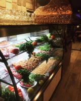 カーテペにあるRİVADA HOTELのさまざまな種類の野菜が並ぶ陳列ケース