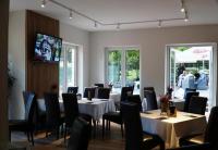 チェンストホヴァにあるWłodary Tennis Juniorのテーブルと椅子とテレビのあるダイニングルーム