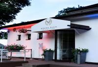 チェンストホヴァにあるWłodary Tennis Juniorのグランドスラムと書かれた看板のある白い建物