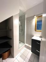 a bathroom with a shower and a sink at 4SAP22 Appartement climatisé avec double terrasses in Collioure
