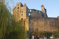 a castle with cars parked in front of it at La Parenthèse Clissonnaise plein centre historique in Clisson