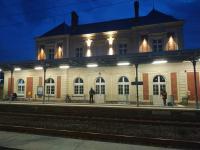 a train station at night with a building at La Parenthèse Clissonnaise plein centre historique in Clisson