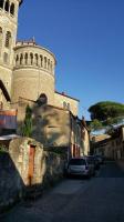 a car parked in front of a building with a tower at La Parenthèse Clissonnaise plein centre historique in Clisson