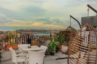 balcón con mesas y sillas y vistas a la ciudad en Ayramin Hotel Taksim, en Estambul