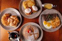 vier Teller Frühstückslebensmittel auf dem Tisch in der Unterkunft Silverton Casino Lodge in Las Vegas