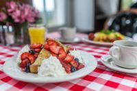 ein Teller Obst und Waffeln und eine Tasse Kaffee in der Unterkunft 1886 Crescent Hotel and Spa in Eureka Springs