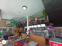 Un restaurante con un bar y algunas mesas y sillas. en Ziet Hotel, en Mambajao