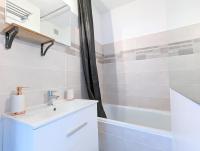 Łazienka w obiekcie Appartement au CALME + parking