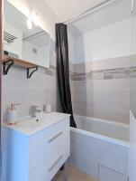 Łazienka w obiekcie Appartement au CALME + parking