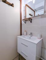 Łazienka w obiekcie Appartement au CALME + parking