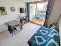 Telewizja i/lub zestaw kina domowego w obiekcie Appartement au CALME + parking