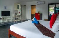 TV a/nebo společenská místnost v ubytování Deng's kamala beach Guesthouse