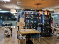 un restaurante con mesas y sillas y una estantería de botellas de vino en Prazer da Natureza Resort & Spa, en Caminha