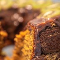 アチンスにあるSanta Maria Atinsのチョコレートケーキのクローズアップ