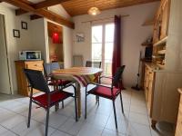 Kuchyňa alebo kuchynka v ubytovaní Appartement 2 pièces proche plage à Dolus d'Oléron – 4 couchages, balcon, parking, local vélo - FR-1-246A-151
