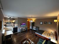 Telewizja i/lub zestaw kina domowego w obiekcie Friendly Apartments - Krakow