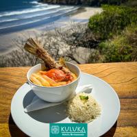 una ciotola di cibo su un piatto con riso su un tavolo di Hotel y Restaurante Kuluka a San Miguel