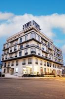 Un gran edificio blanco con muchas ventanas. en REEC Machala by Oro Verde Hotels, en Machala