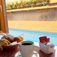 - une tasse de café et des pâtisseries sur une table dans l'établissement Cancun International Suites, à Cancún
