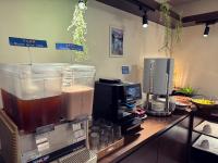 una cocina con encimera y cafetera en I Live Motel, en Kaohsiung