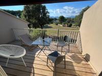 a deck with chairs and a table and chairs at Havre de paix Fiori di Cala Rossa in Lecci