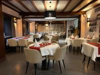 Restoran või mõni muu söögikoht majutusasutuses Floreal La Roche-en-Ardenne