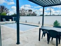 Bazén v ubytovaní Maison contemporaine en plein cœur de la Touraine alebo v jeho blízkosti