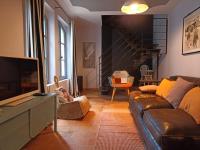 - un salon avec un canapé et une télévision dans l&#39;établissement La Suite 14, à Cholet