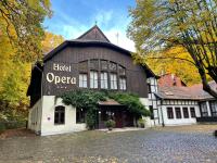 ソポトにあるHotel Operaのホテルオペラを読む看板のある建物
