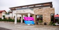 プロイェシュティにあるHotel Yarus Plusの前に看板がある建物