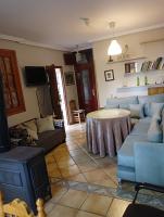 Posezení v ubytování La Casita con piscina privada de tres dormitorios
