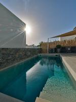 Bazén v ubytování Private Luxury Scarlet beachfront villa, Molos, Paros nebo v jeho okolí