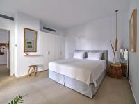 Postel nebo postele na pokoji v ubytování Private Luxury Scarlet beachfront villa, Molos, Paros