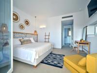 Postel nebo postele na pokoji v ubytování Private Luxury Scarlet beachfront villa, Molos, Paros