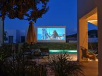 TV a/nebo společenská místnost v ubytování Private Luxury Scarlet beachfront villa, Molos, Paros