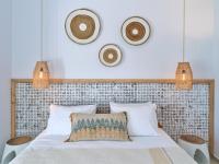 Postel nebo postele na pokoji v ubytování Private Luxury Scarlet beachfront villa, Molos, Paros
