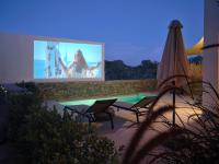 Bazén v ubytování Private Luxury Scarlet beachfront villa, Molos, Paros nebo v jeho okolí