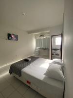 Un dormitorio con una cama grande en una habitación. en Infinit Hotel Flats, en Janaúba