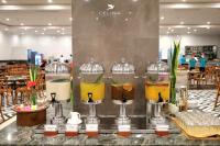 Eine Präsentation von vier Weingläsern mit verschiedenen Getränkesorten in der Unterkunft Celina Peninsula Resort Quảng Bình in Dong Hoi