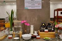 eine Theke mit Vasen und anderen Artikeln in einem Geschäft in der Unterkunft Celina Peninsula Resort Quảng Bình in Dong Hoi