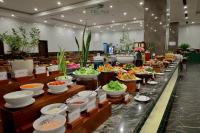 eine Buffetlinie mit sichtbaren Schalen an Speisen in der Unterkunft Celina Peninsula Resort Quảng Bình in Dong Hoi