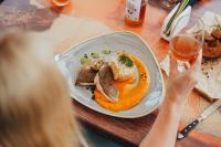 Jídlo v hotelu nebo okolí