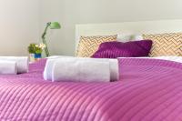 Posteľ alebo postele v izbe v ubytovaní Cozy Apartment with Balcony - Palace of Culture by Rent Like Home