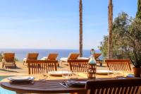 En restaurant eller et andet spisested p&aring; Villa Palm Springs Superb Sea View, Terrasse and Swimming Pool