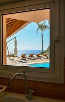 Et tv og/eller underholdning p&aring; Villa Palm Springs Superb Sea View, Terrasse and Swimming Pool