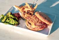 un sandwich et des frites sur un plateau avec une salade dans l'établissement Camping Sunelia L'Argentière, à Cogolin