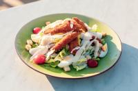 un plat vert avec une salade sur une table dans l'établissement Camping Sunelia L'Argentière, à Cogolin