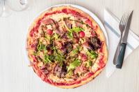 une pizza sur une assiette dans l'établissement Camping Sunelia L'Argentière, à Cogolin