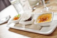 un piatto bianco con due ciotole di cibo su un tavolo di Apelviken Lägenhetshotell a Varberg