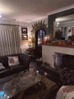 een woonkamer met een leren bank en een open haard bij East Ayton Lodge Hotel, Scarborough in Scarborough